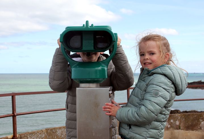 Maxence and Léana are true heroes.  By pressing a button, they managed to unlock the binoculars, taking advantage of this telescope installed on the ramparts of Saint-Malo for free.